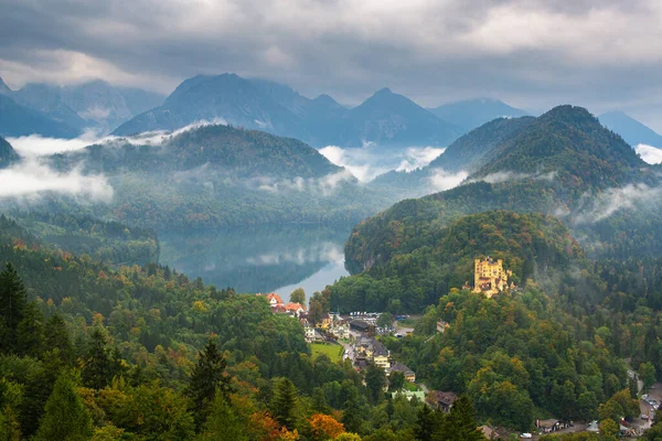 Hohenschwangau Alemanha Paisagem Com Castelo Lago Alspee Com Nevoeiro Rolante — Fotografia de Stock