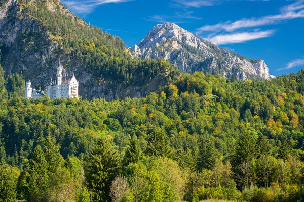 德国巴伐利亚阿尔卑斯山中的新斯旺斯坦城堡 — 图库照片