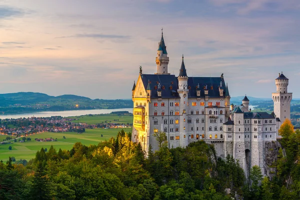 Замок Ньюшванштейн Фусені Німеччина Сутінках — стокове фото