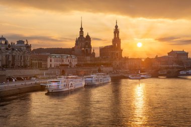 Dresden, Almanya Elbe Nehri üzerinde gün batımında şehir manzarası.