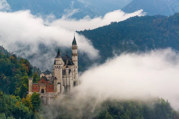Замок Нойшванштайн Туманом Баварских Альпах Германии — стоковое фото