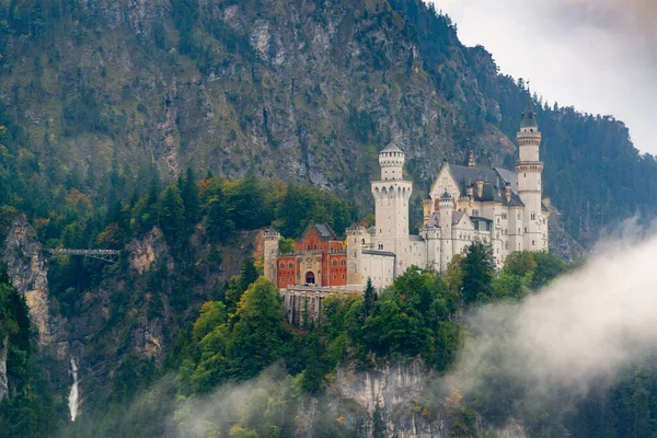 Almanya Nın Bavyera Alplerinde Sis Olan Neuschwanstein Kalesi — Stok fotoğraf