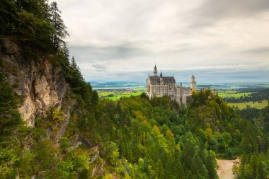 Almanya 'nın Bavyera Alplerinde sis olan Neuschwanstein Kalesi