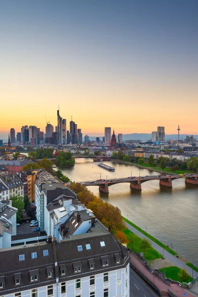 Frankfurt Alemanha Skyline Sobre Rio Principal Entardecer — Fotografia de Stock