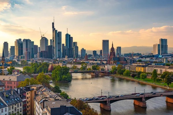 Frankfurt Almanya Alacakaranlıkta Ana Nehrin Üzerinde Yükseliyor — Stok fotoğraf