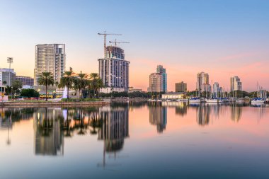 St. Petersburg, Florida, ABD şehir merkezi körfezdeki alacakaranlıkta gökyüzü. 