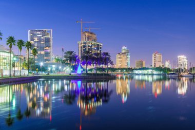 St. Petersburg, Florida, ABD şehir merkezi körfezdeki alacakaranlıkta gökyüzü. 