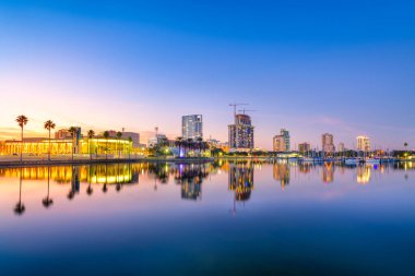 St. Petersburg, Florida, ABD şehir merkezi körfezdeki alacakaranlıkta gökyüzü. 