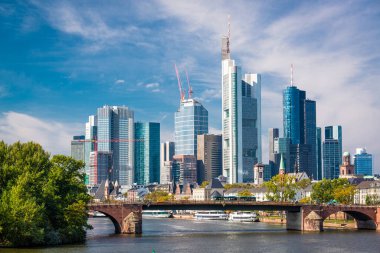 Frankfurt, Almanya Gündüz vakti Main River 'da ufuk çizgisi.