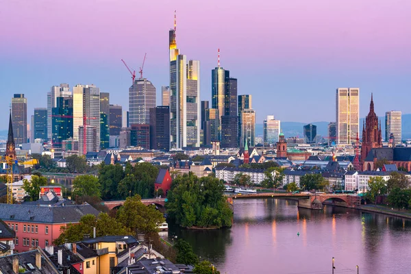 Frankfurt Tyskland Skyline Över Floden Main Vid Skymningen — Stockfoto