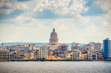 Havana, Küba şehir merkezi Capitolio ile gökyüzü.