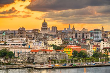 Havana, Küba şehir merkezi alacakaranlıkta ufuk çizgisi.