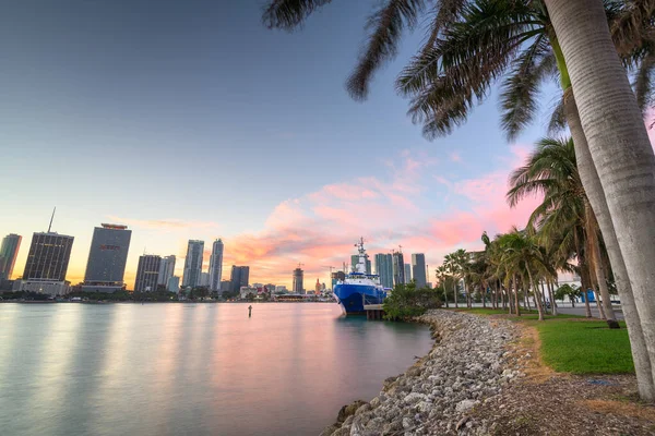 Skyline Der Stadt Miami Florida Der Biscayne Bay Der Abenddämmerung — Stockfoto