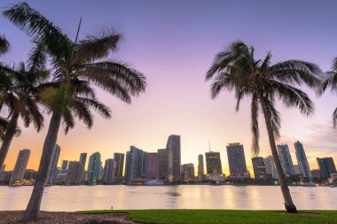 Miami, Florida, ABD şehir merkezi alacakaranlıkta Biscayne Körfezi 'nin karşısından gökyüzü.