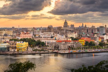 Havana, Küba şehir merkezi alacakaranlıkta ufuk çizgisi.