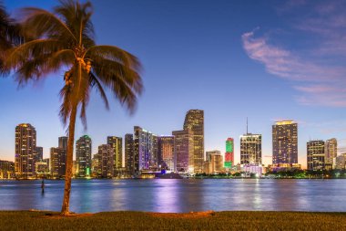 Miami, Florida, ABD şehir merkezi alacakaranlıkta Biscayne Körfezi 'nin karşısından gökyüzü.