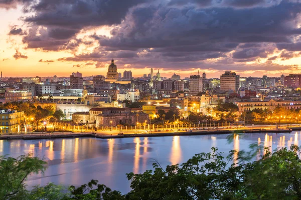 Havana Küba Şehir Merkezi Alacakaranlıkta Ufuk Çizgisi — Stok fotoğraf