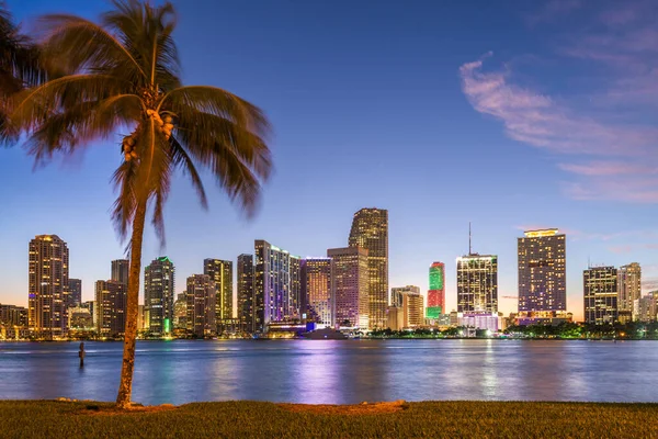 Miami Florida Abd Şehir Merkezi Alacakaranlıkta Biscayne Körfezi Nin Karşısından — Stok fotoğraf