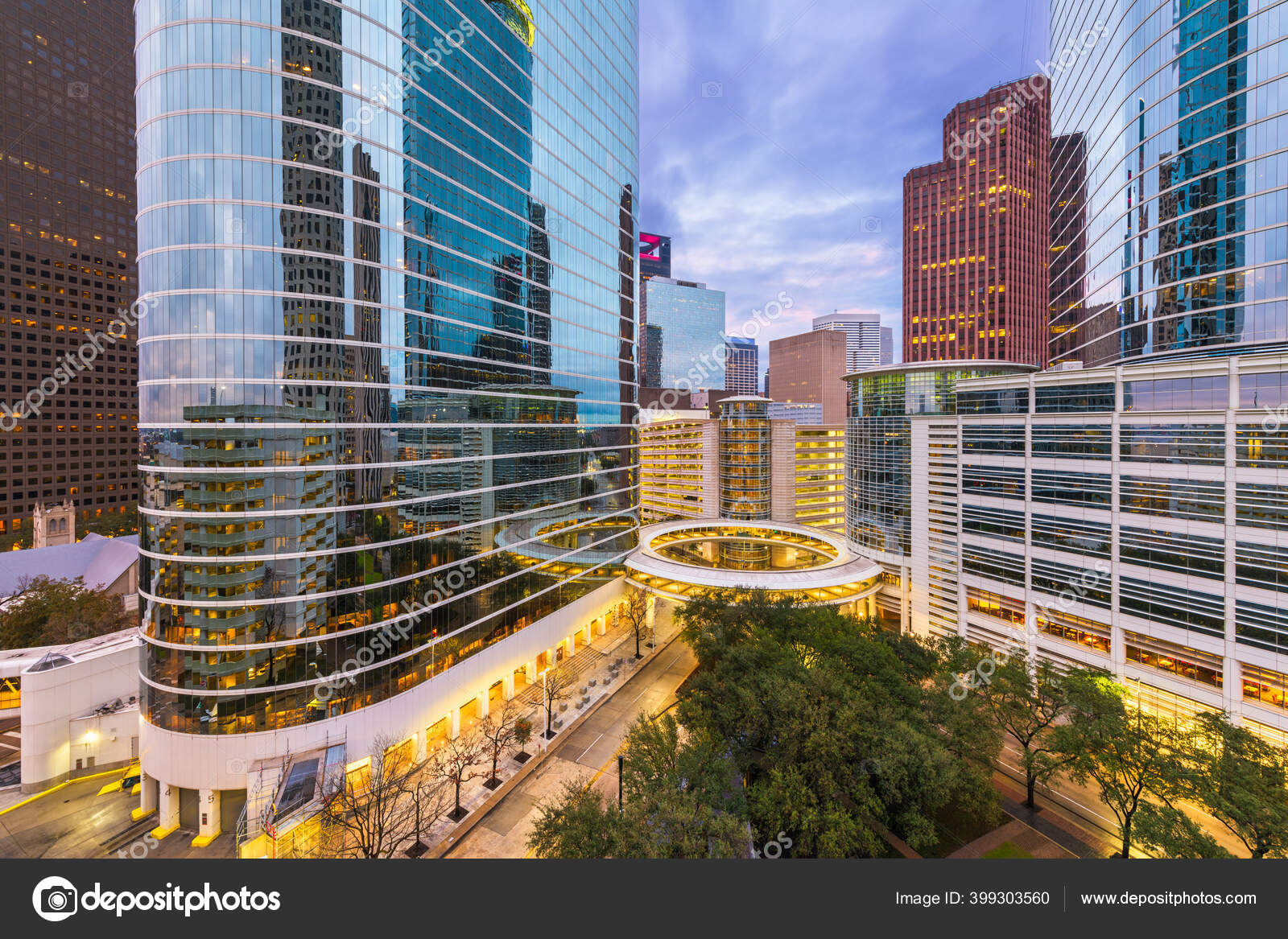 テキサス州ヒューストン金融街の夕暮れ時のアメリカのダウンタウンの街並み — ストック写真 © sepavone #399303560