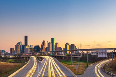 Houston, Teksas, ABD şehir merkezi alacakaranlıkta otoyollar üzerinde ufuk çizgisi.