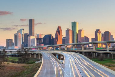 Houston, Teksas, ABD şehir merkezi alacakaranlıkta otoyollar üzerinde ufuk çizgisi.