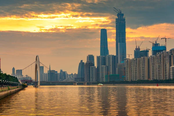 日落时分 中国广州珠江畔的天际线 — 图库照片