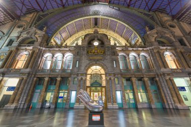 ANTWERP, BELGIUM - 5 Mart 2020: 1905 tarihli Antwerpen-Centraal Tren İstasyonu.