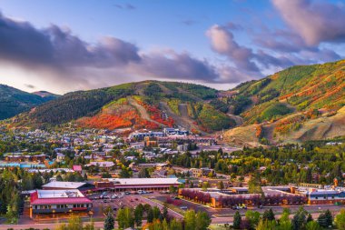 Park City, Utah, ABD şehir merkezi Sonbaharda alacakaranlıkta.