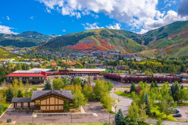 Park City, Utah, ABD şehir merkezi Sonbaharda alacakaranlıkta.