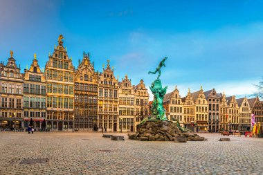 Antwerp 'li Grote Markt, Belçika Alacakaranlıkta.