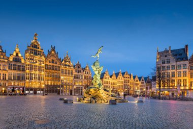 Antwerp 'li Grote Markt, Belçika Alacakaranlıkta.