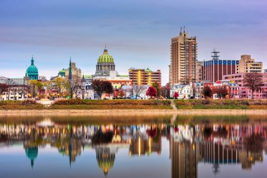 Harrisburg, Pennsylvania, ABD alacakaranlıkta Susquehanna Nehri üzerinde gökyüzü.