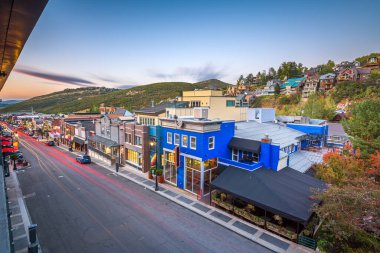 Park City, Utah, ABD kasabası alacakaranlıkta ana cadde üzerinde ufuk çizgisi.