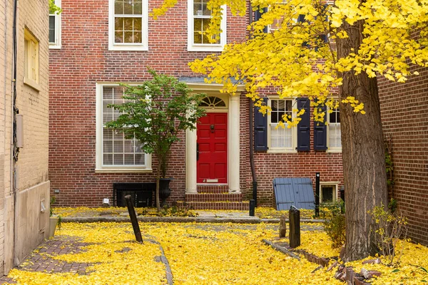 米国ペンシルベニア州フィラデルフィアの伝統的な近所の秋の路地 — ストック写真