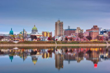 Harrisburg, Pennsylvania, ABD alacakaranlıkta Susquehanna Nehri üzerinde gökyüzü.