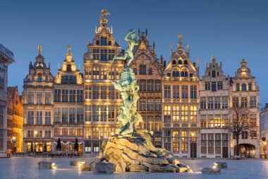 Antwerp 'li Grote Markt, Belçika Alacakaranlıkta.