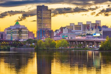 Albany, New York, ABD günbatımında Hudson Nehri üzerinde gökyüzü.