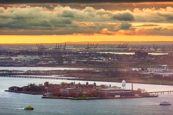 美国纽约州埃利斯岛 黄昏时分在纽约港的上空观看 — 图库照片