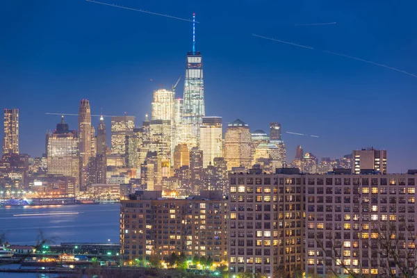 New York, New York, ABD Aşağı Manhattan siluetinde gece New Jersey 'den.