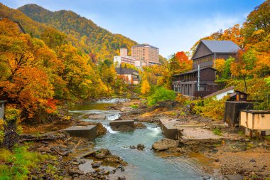 Jozankei, Japonya hanları ve nehir silueti sonbahar mevsimi boyunca yükselir.