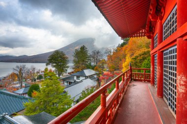Nikko, Japonya sonbaharda Chuzen-ji Tapınağı kompleksinden.