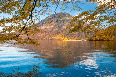 Mt. Japonya 'nın Nikko kentinde sonbahar sezonu boyunca Chuzenji Gölü' nde Nantai.