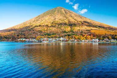 Mt. Japonya 'nın Nikko kentinde sonbahar sezonu boyunca Chuzenji Gölü' nde Nantai.