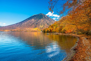 Mt. Japonya 'nın Nikko kentinde sonbahar sezonu boyunca Chuzenji Gölü' nde Nantai.