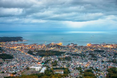 Otaru, Hokkaido, Japonya 'nın Ishikari Körfezi üzerindeki şehri, alacakaranlıkta..