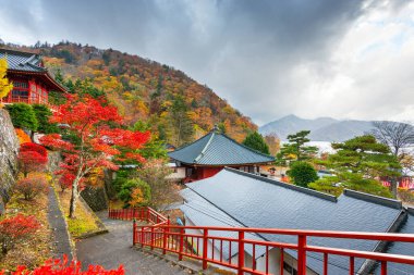 Nikko, Japonya sonbaharda Chuzen-ji Tapınağı kompleksinden.