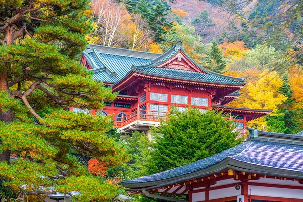 秋佳节期间日本东吉市Nikko的Chuzen Ji寺 — 图库照片
