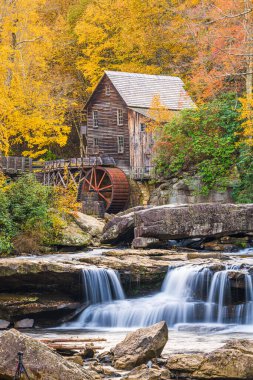 Babcock State Park, Batı Virginia, ABD Glade Creek Grist Mill 'de sonbahar sezonu boyunca. 