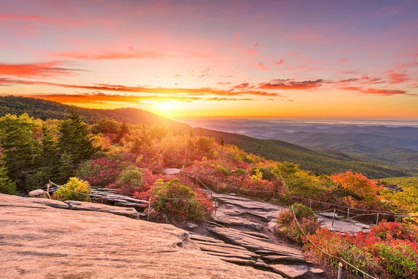 グランドファーザー山 ノースカロライナ州 アメリカブルーリッジ山脈のラフリッジからの秋の日の出 — ストック写真