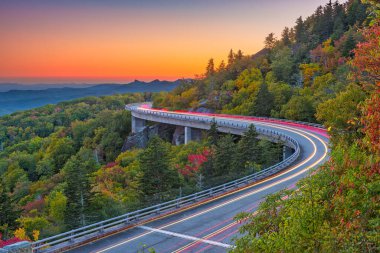 Büyükbaba Dağı, Kuzey Carolina, ABD Linn Cove Viaduct 'tan akşam karanlığında.
